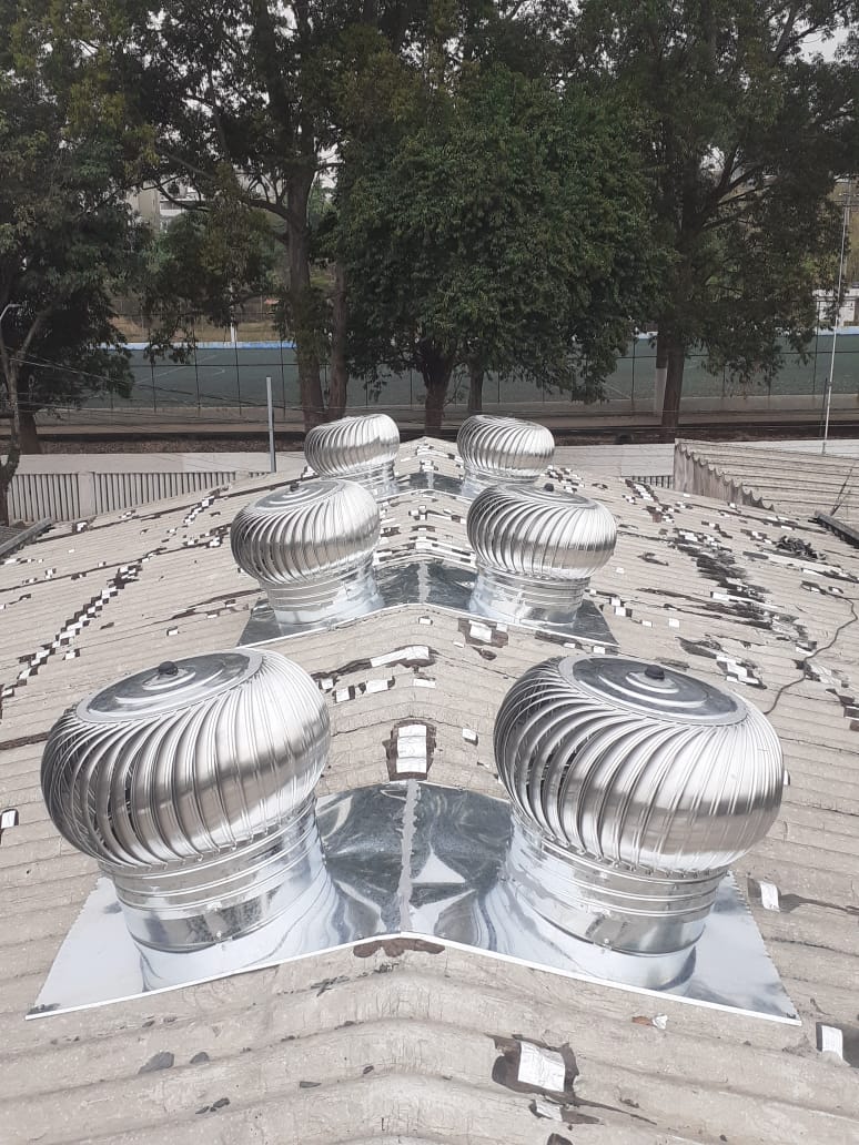 Exaustores eólicos rotativos instalados em telhado de galpão industrial